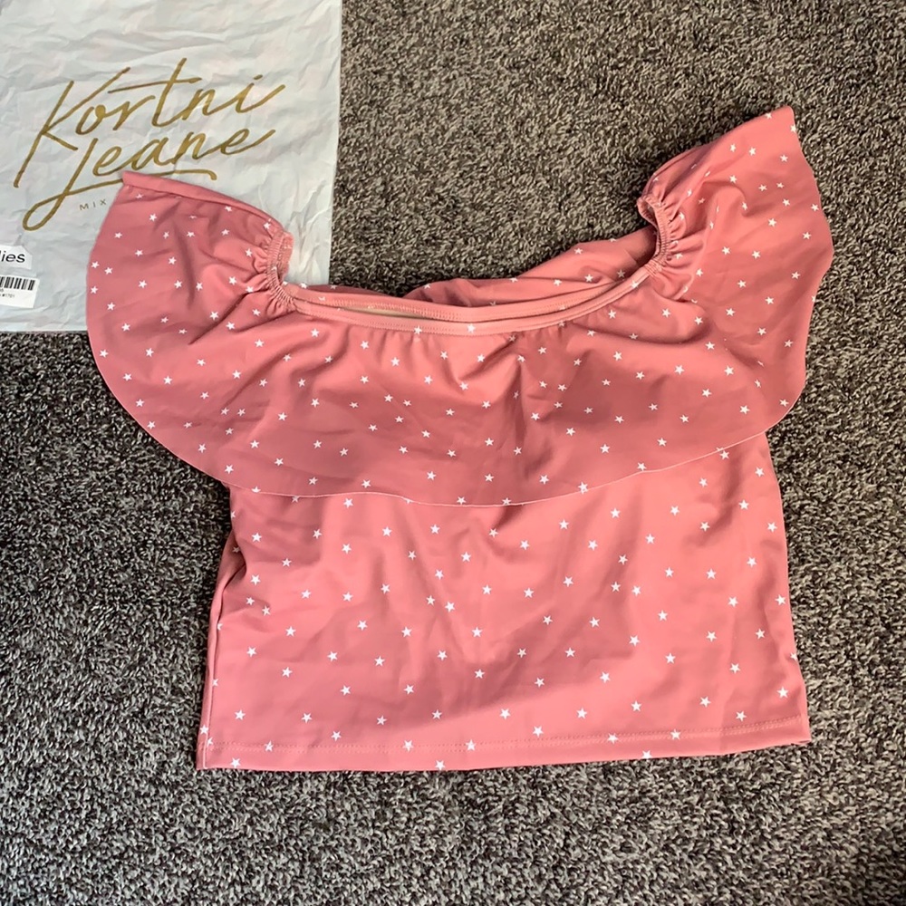 Brand new Kortni Jeane ruffled around top